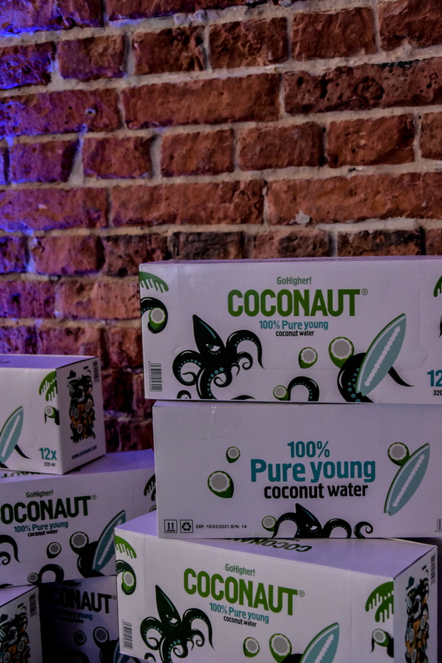 Woda kokosowa od Coconaut idealnie nawadnia i orzeźwia