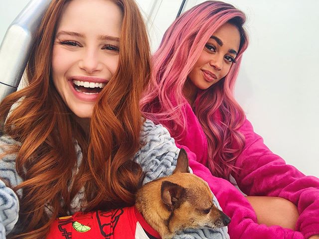 Gwiazda „Riverdale” zaręczyła się! Zobaczcie piękny pierścionek
