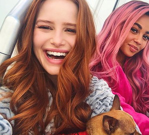 Gwiazda „Riverdale” zaręczyła się! Zobaczcie piękny pierścionek