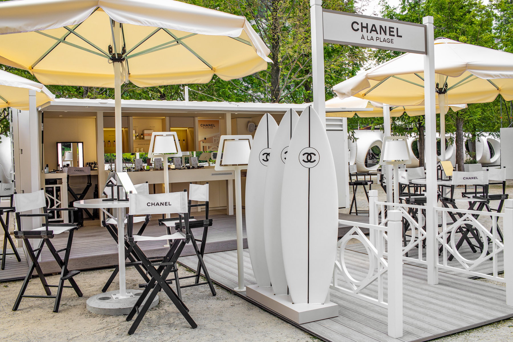 Plaża Chanel rusza w Polskę! Sprawdź, w których miastach niebawem pojawi się luksusowa strefa marki i co w niej znajdziesz