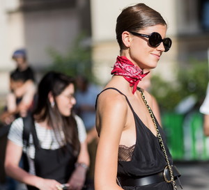 Trendy 2019: bandana to najmodniejszy dodatek w tym sezonie. Sprawdźcie, jak ją wystylizować na kilka sposobów