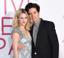 Cole Sprouse i Lili Reinhart przerwali milczenie i skomentowali plotki o rozstaniu. Para pojawiła się na wspólnej okładce