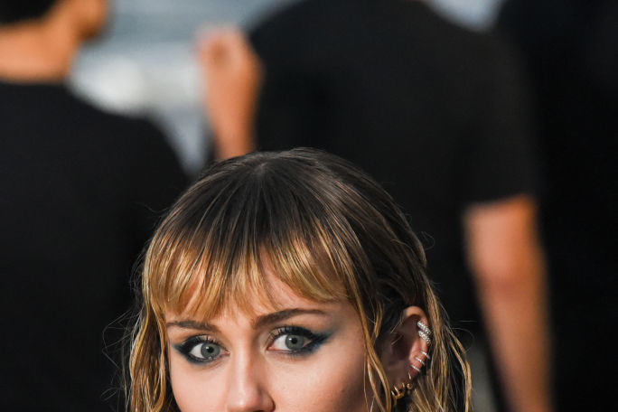 Trendy jesień 2019: Modne fryzury z grzywką w stylu Miley Cyrus, Lili Reinhart, Seleny Gomez i innych gwiazd