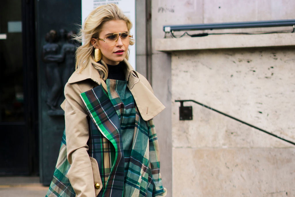 Trendy jesień 2019: Jak nosić złotą biżuterię?