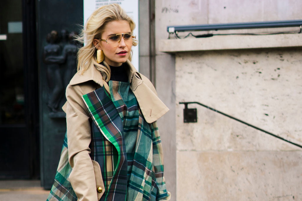 Trendy jesień 2019: Jak nosić złotą biżuterię?