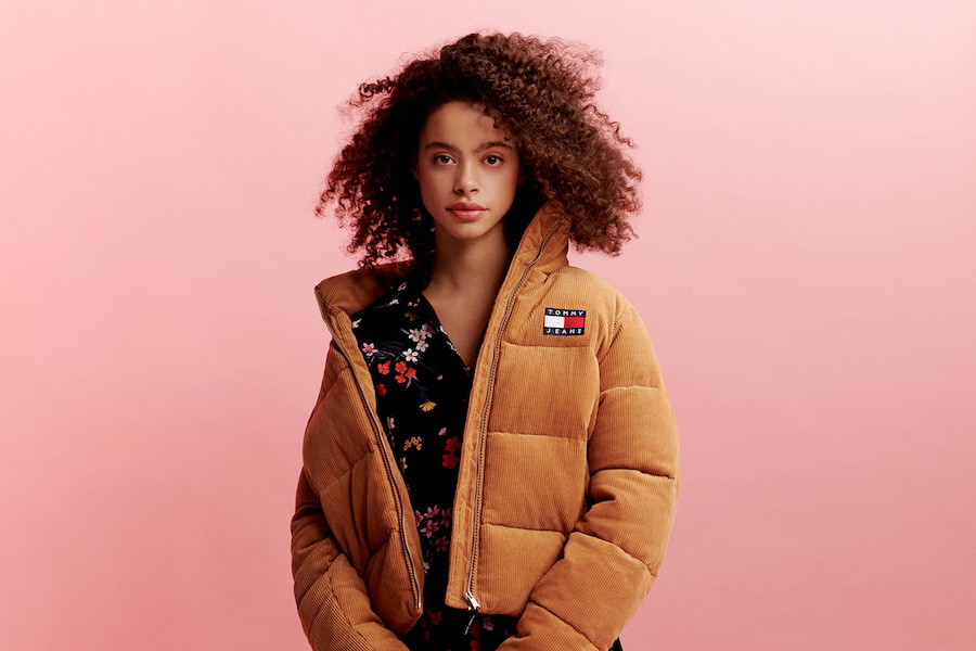 Tommy Hilfiger wypuścił kolekcję w duchu zrównoważonej mody. Znajdziemy w niej ubrania pochodzące nawet w 100% z recyklingu
