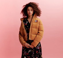 Tommy Hilfiger wypuścił kolekcję w duchu zrównoważonej mody. Znajdziemy w niej ubrania pochodzące nawet w 100% z recyklingu