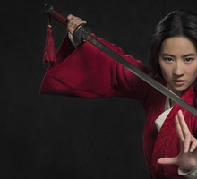 Fani bojkotują filmową wersję „Mulan”. Aktorka wcielająca się w główną bohaterkę opublikowała kontrowersyjny wpis. O co chodzi?