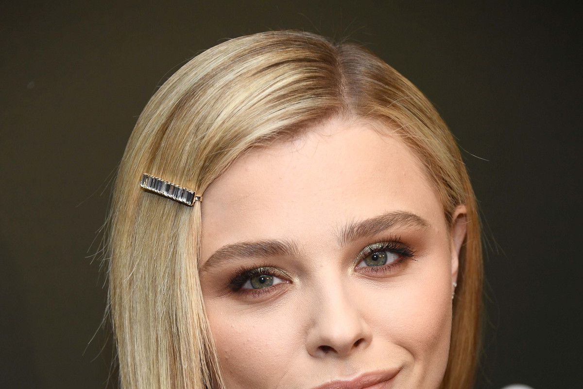 Trendy jesień 2019: Modne fryzury do zapuszczania grzywki. Co zrobić z niesfornymi kosmykami?