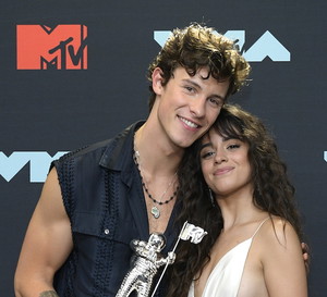 Shawn Mendes i Camila Cabello zaśpiewali po raz pierwszy na żywo utwór „Señorita”!