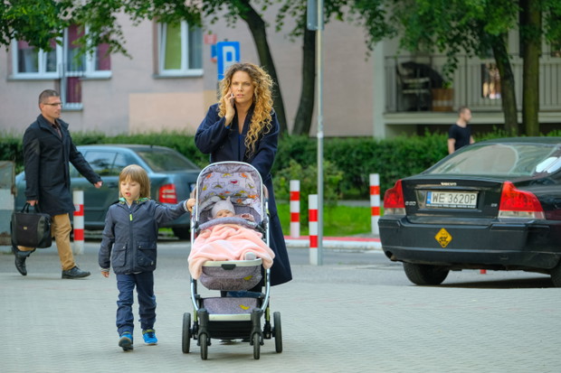 Kadr z serialu „Przyjaciółki” z Małgorzatą Sochą, Anitą Sokołowską, Magdaleną Stużyńską-Brauer i Joanną Liszowską