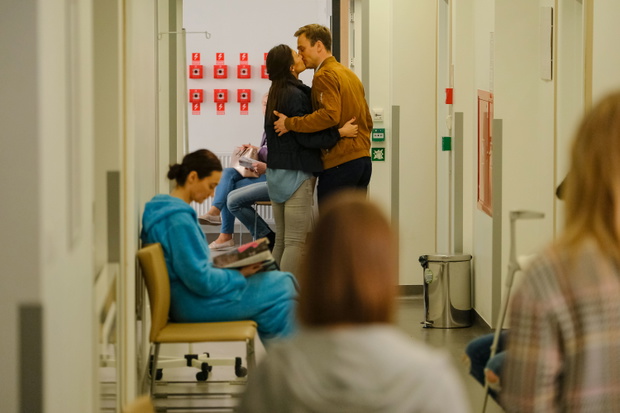 Kadr z serialu „Przyjaciółki” z Małgorzatą Sochą, Anitą Sokołowską, Magdaleną Stużyńską-Brauer i Joanną Liszowską