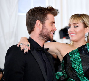 Miley Cyrus zmusiła Liama Hemswortha do złożenia pozwu o rozwód? Są nowe zaskakujące doniesienia!