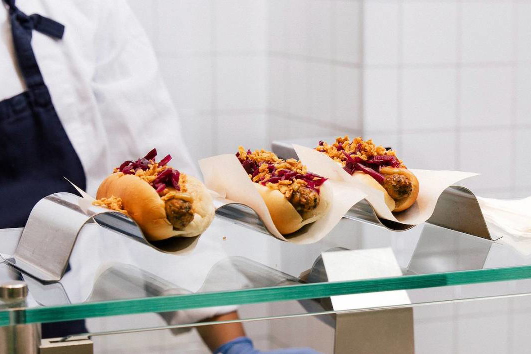 IKEA podniosła cenę swoich słynnych hot-dogów. To koniec pewnej ery