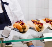 IKEA podniosła cenę swoich słynnych hot-dogów. To koniec pewnej ery