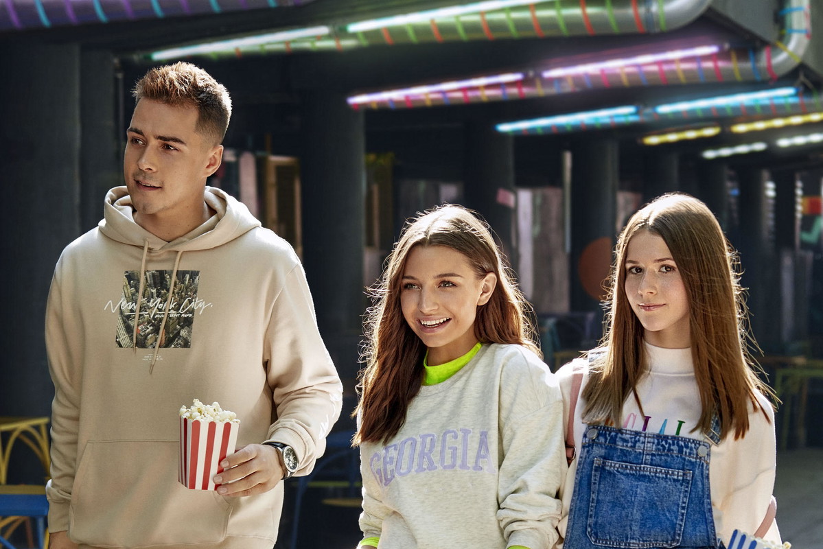 Julia Wieniawa, Roxie Węgiel i Rezigiusz gwiazdami nowej kampanii H&M. Zobaczcie zdjęcia z najmodniejszych miejsc w Warszawie
