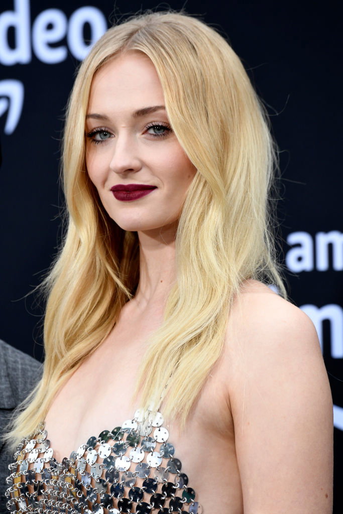 Trendy 2019: modne fryzury na jesień w stylu Sophie Turner, Seleny Gomez, Margot Robbie i innych gwiazd
