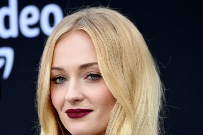 Trendy 2019: modne fryzury na jesień w stylu Sophie Turner, Seleny Gomez, Margot Robbie i innych gwiazd