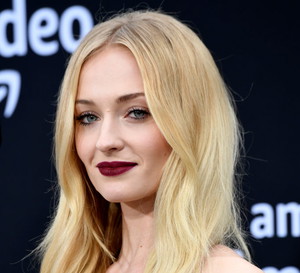 Trendy 2019: modne fryzury na jesień w stylu Sophie Turner, Seleny Gomez, Margot Robbie i innych gwiazd