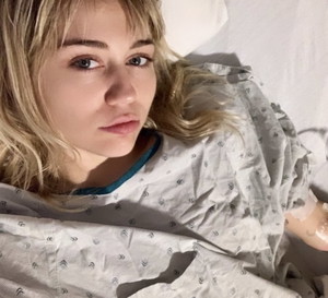 Miley Cyrus trafiła do szpitala. Jej nowy chłopak Cody Simpson wspiera artystkę w trudnych chwilach
