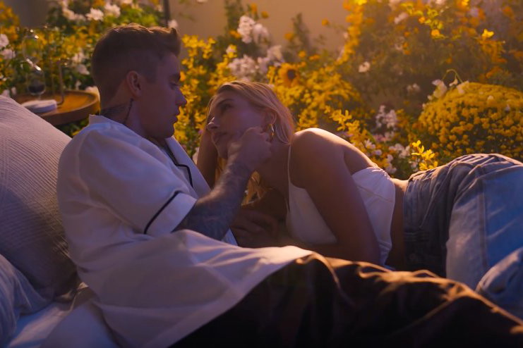 Justin Bieber wypuścił teledysk do nowej piosenki, w którym zagrała jego żona Hailey Bieber!