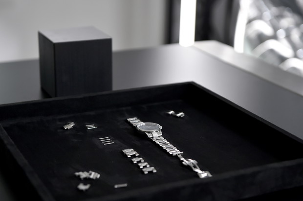 Prezentacja zegarka Iconic Link marki Daniel Wellington