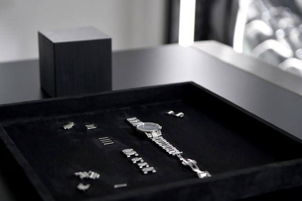 Prezentacja zegarka Iconic Link marki Daniel Wellington