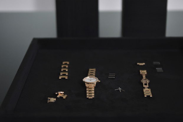 Prezentacja zegarka Iconic Link marki Daniel Wellington