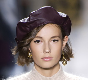 Trendy jesień 2019: krótkie fryzury damskie. Oto modne propozycje z wybiegów!