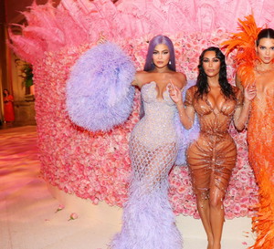 Siostry Kardashian-Jenner wyprzedają swoje szafy! Co, gdzie i kiedy będzie można kupić?