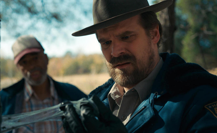 Stranger Things 4: Jim Hopper jednak żyje? To zdjęcie z planu produkcji mówi wszystko