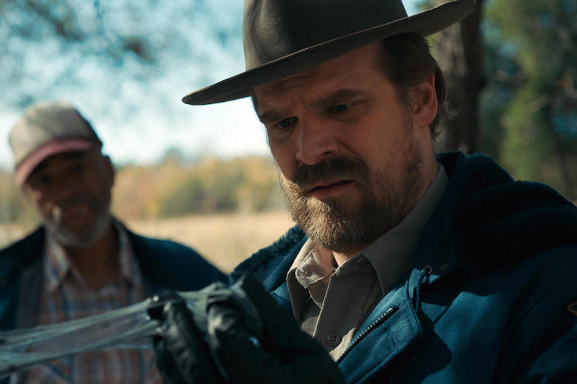 Stranger Things 4: Jim Hopper jednak żyje? To zdjęcie z planu produkcji mówi wszystko