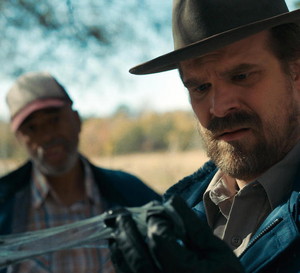 Stranger Things 4: Jim Hopper jednak żyje? To zdjęcie z planu produkcji mówi wszystko