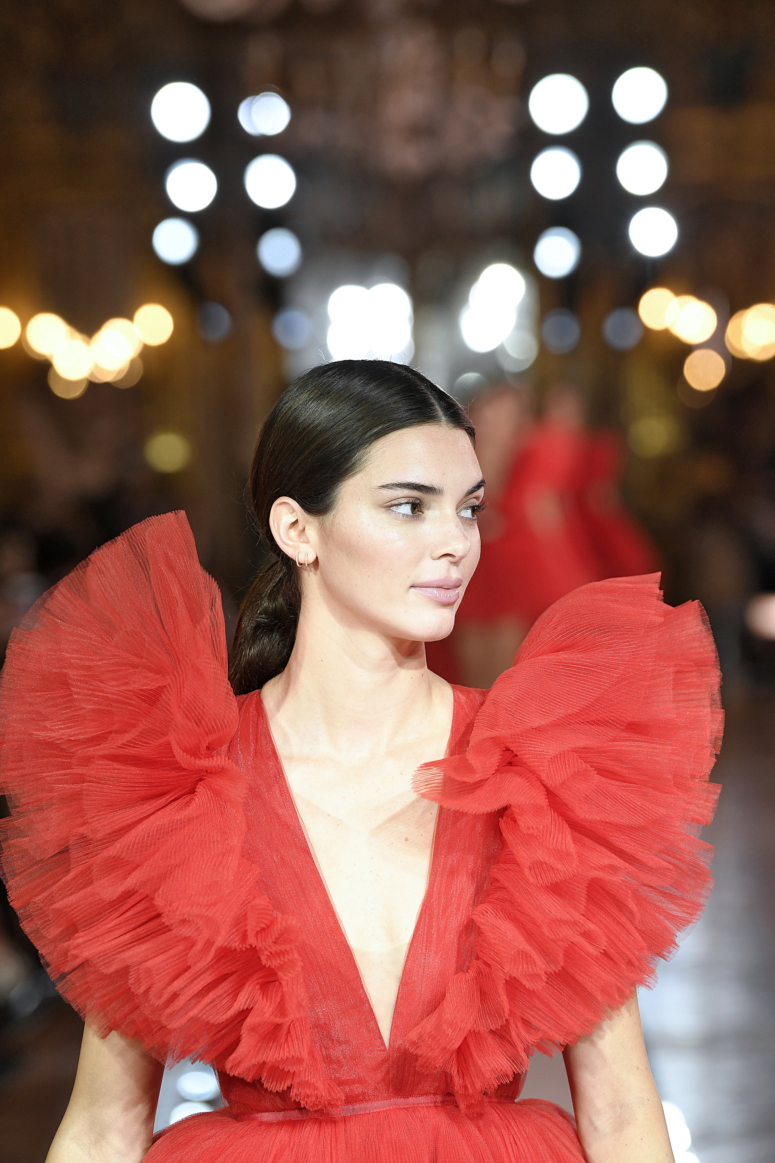 Giambattista Valii x H&M – pokaz kolekcji w Rzymie [WSZYSTKIE SYLWETKI] Wśród modelek Kendall Jenner