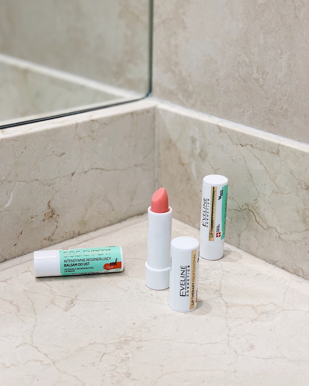 EveliIntensywnie regenerujące balsamy do ust Eveline Cosmetics S.O.S. Expertne
