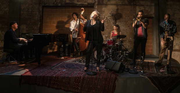 Joanna Kulig z zespołem na planie serialu „The Eddy”