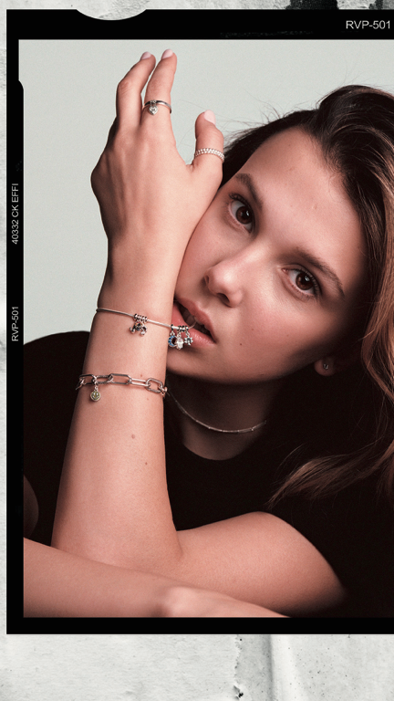HIGH_CMYK_NC19_SoMe_Model_Image_01_PandoraMe_Millie_Link_Bangle_Logo_Vertical