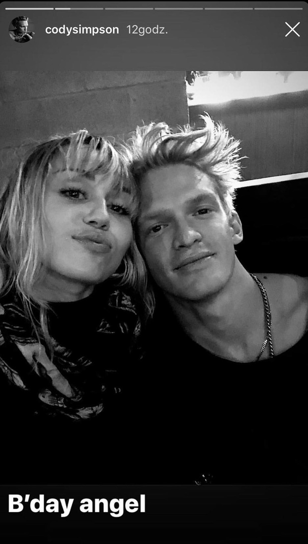 Miley Cyrus i Cody Simspon wciąż są razem.