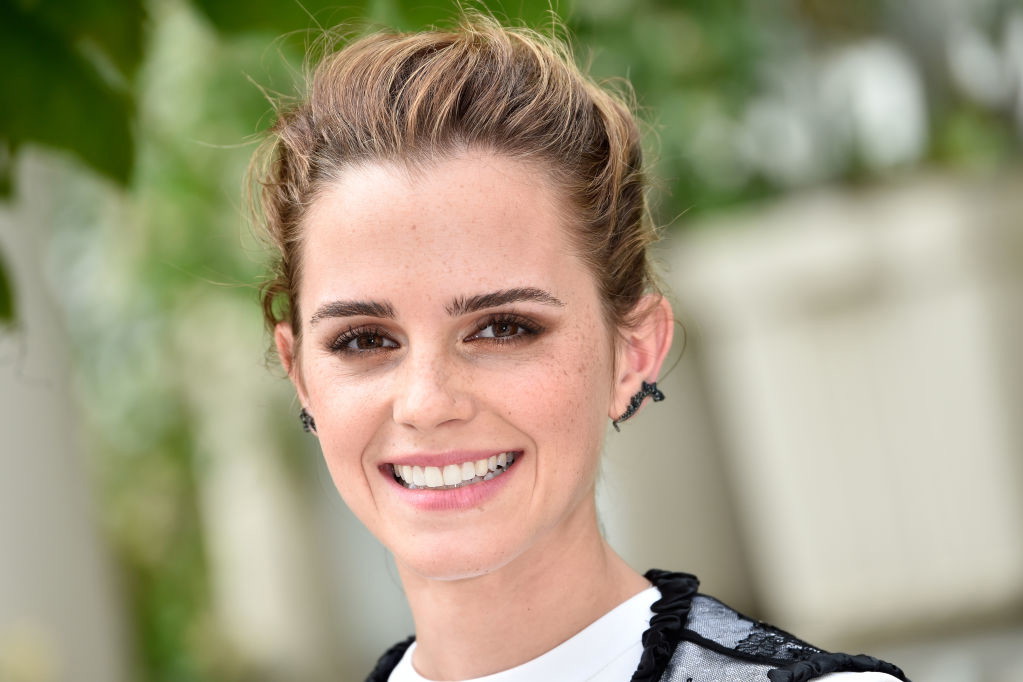 Emma Watson zachęca do przeczytania „Małych kobietek” w bardzo nietypowy sposób. Aktorka ukrywa książki w różnych miejscach na świecie