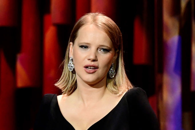 Europejskie Nagrody Filmowe 2019: znamy zwycięzców! Joanna Kulig wręczyła statuetkę najlepszemu europejskiemu reżyserowi – wyglądała olśniewająco