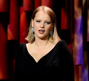 Europejskie Nagrody Filmowe 2019: znamy zwycięzców! Joanna Kulig wręczyła statuetkę najlepszemu europejskiemu reżyserowi – wyglądała olśniewająco