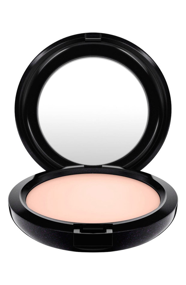 Puder mineralny MAC, 120 zł zamiast 150 zł w perfumeriach Douglas