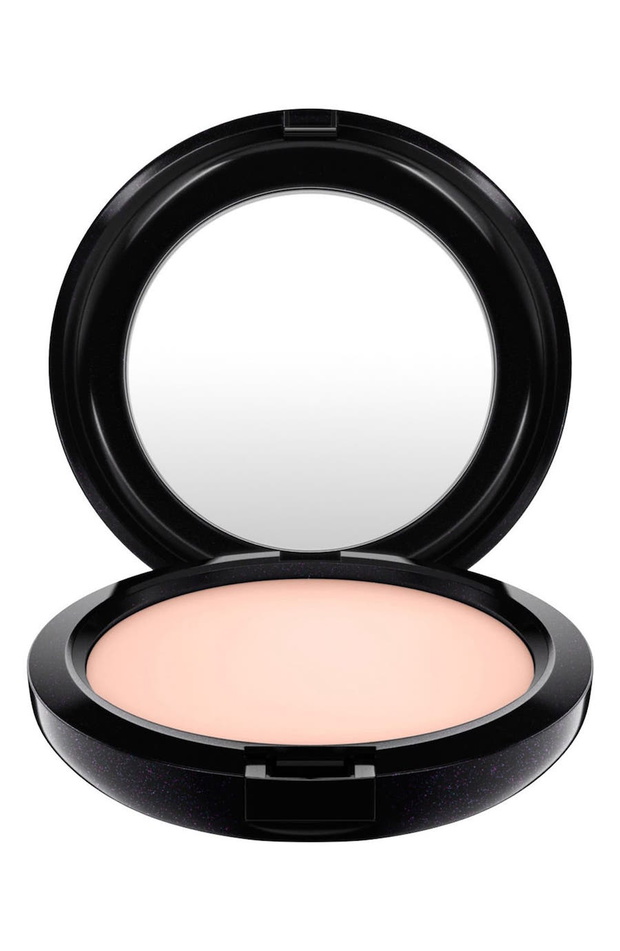 Puder mineralny MAC, 120 zł zamiast 150 zł w perfumeriach Douglas