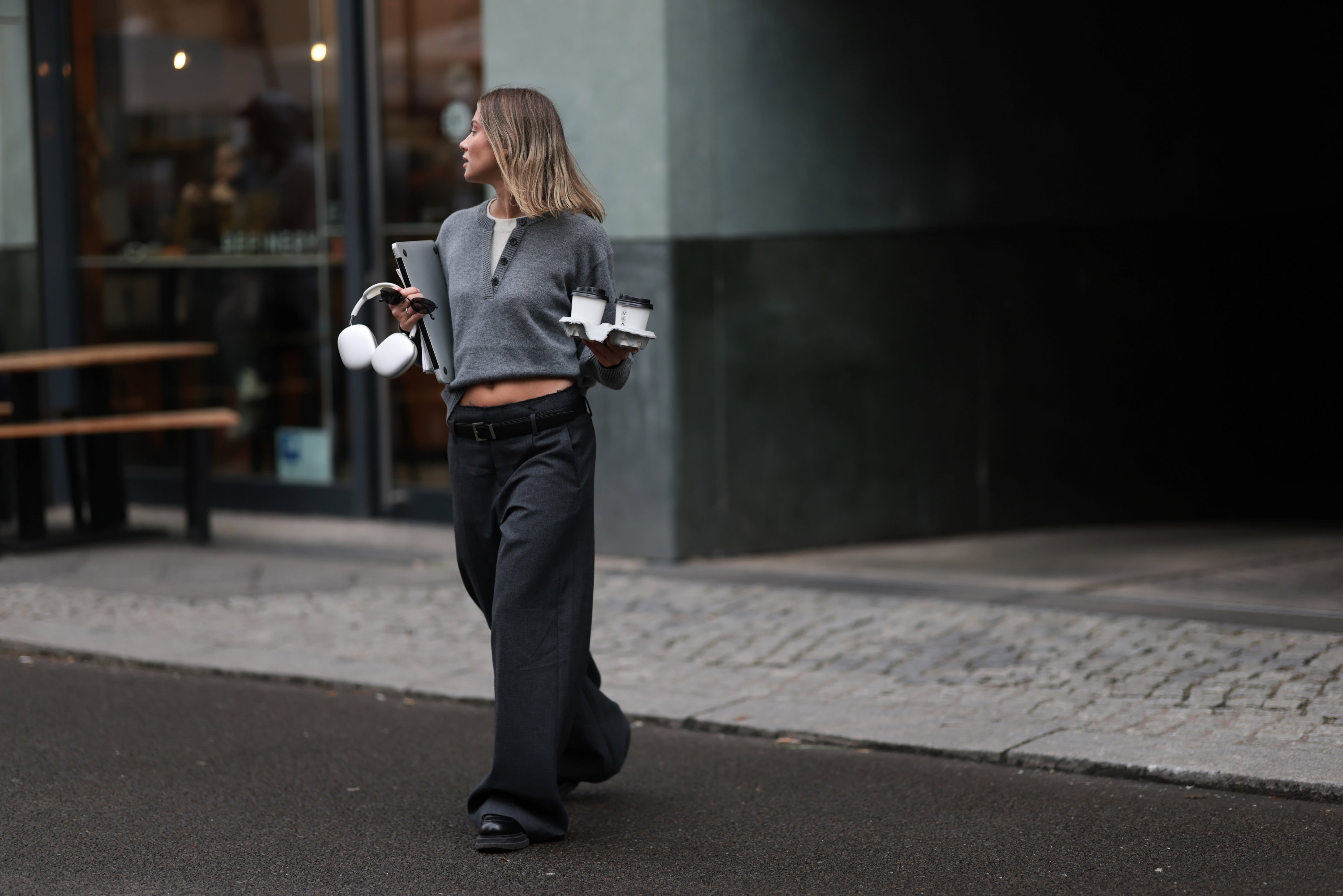 Jesienne anty-trendy z szafy minimalistek. 5 rzeczy, które można nosić latami