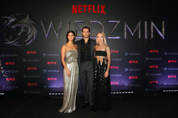 Anya Chalotra, Henry Cavill i Freya Allan