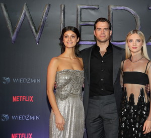 Henry Cavill i reszta obsady „Wiedźmina” w Polsce! Zobaczcie zdjęcia z uroczystej premiery