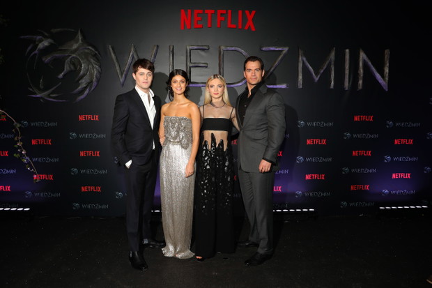 Joey Batey, Anya Chalotra, Freya Allan i Henry Cavill