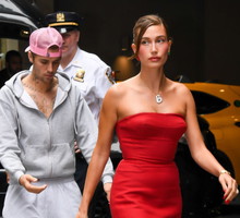 Hailey w szpilkach, Justin w dresie