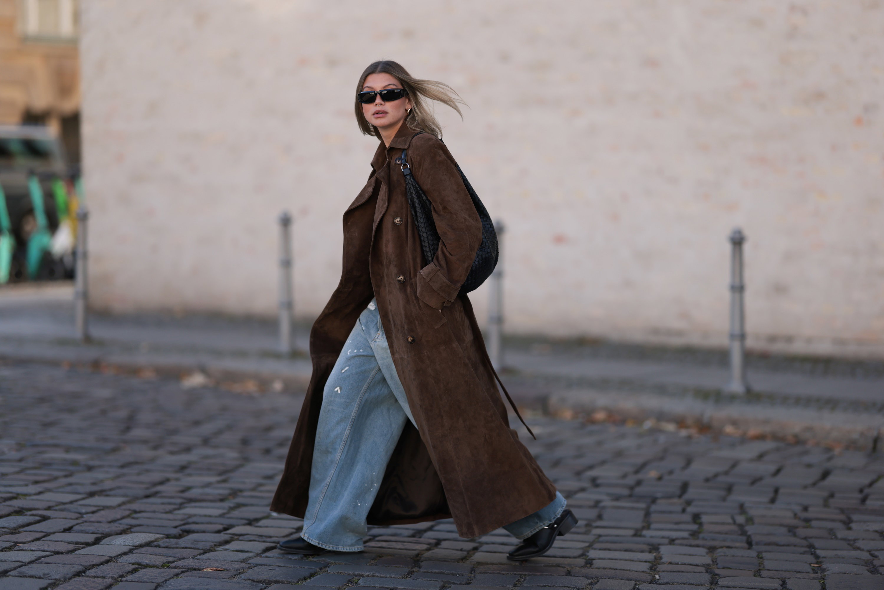 5 rzeczy, które (chyba) wszystkie it-girls noszą do jeansów tej jesieni. To już klasyka!