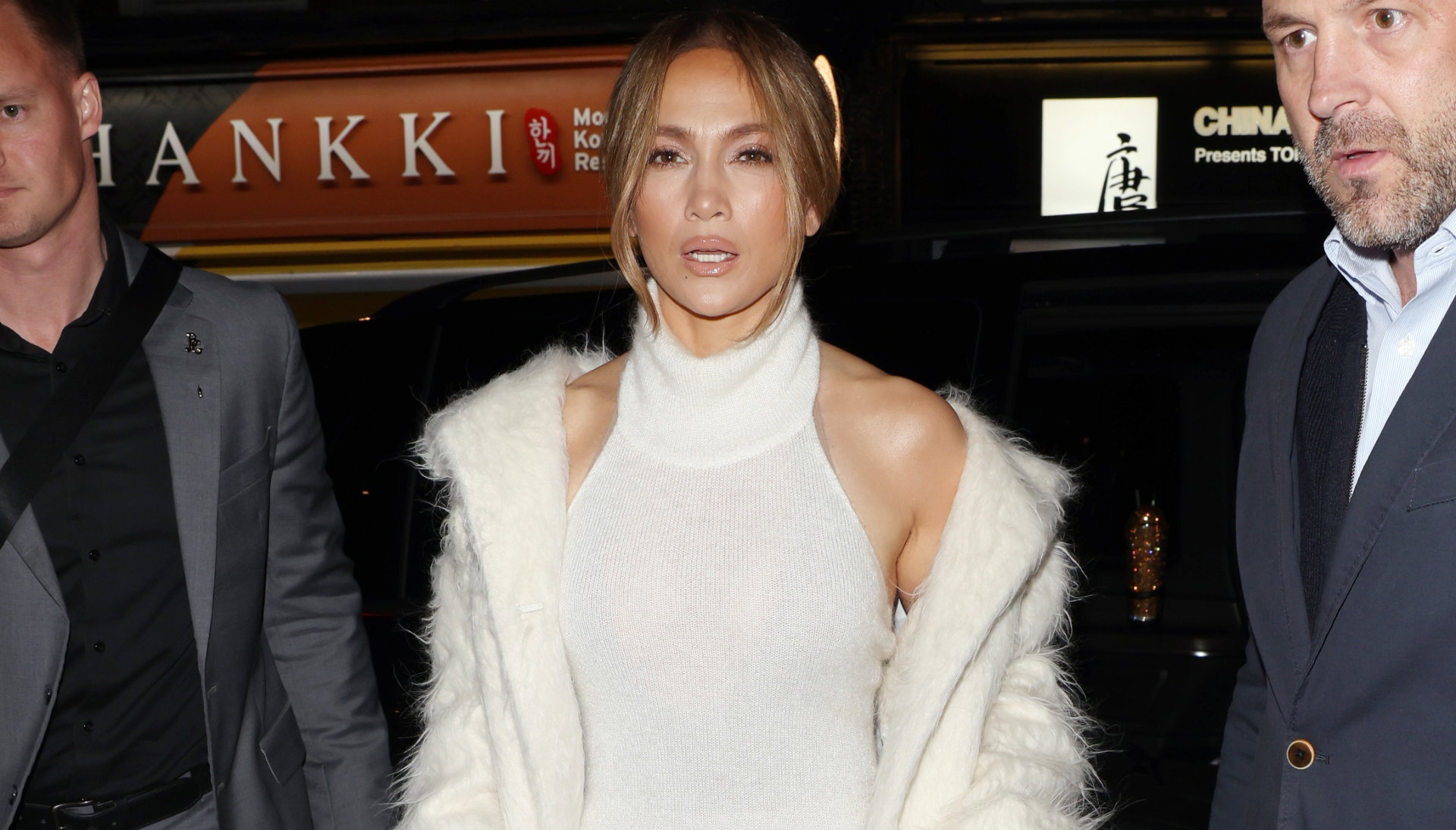 Jennifer Lopez postawiła na zimową stylizację, w jakiej moglibyśmy zobaczyć Audrey Hepburn (może z wyjątkiem butów)